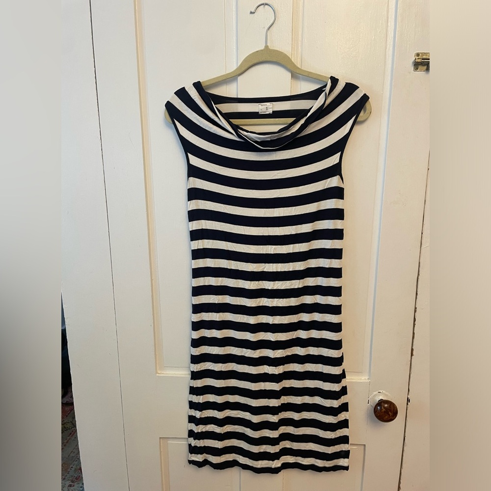 Sleeveless boat scoop neck maternity dress